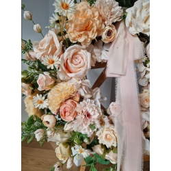 Wianek wiosenny kwiatowy na drzwi brzoskwiniowe kwiaty Szept Wiosny 50 cm